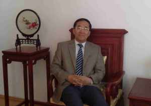 čínsky veľvyslanec Weifang - sedí
