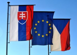 Vlajky zleva Slovenska, EvropskÃ© unie, ÄŒeskÃ© republiky.