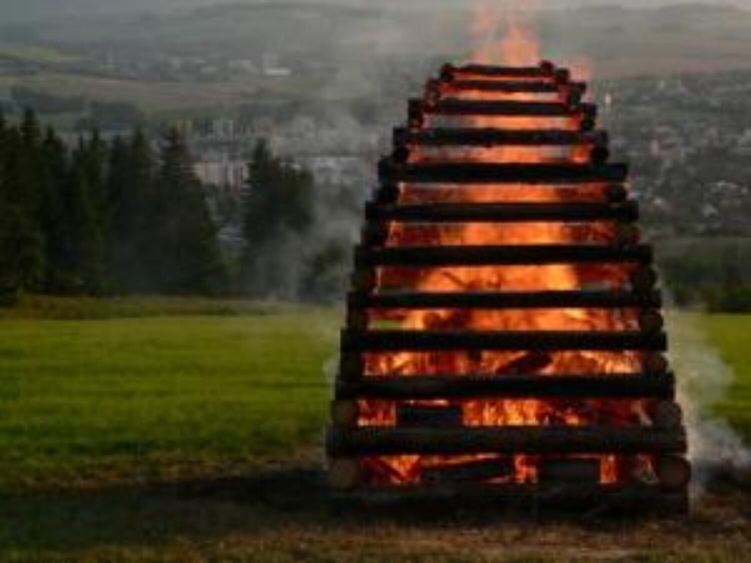 Vatra zvrchovanosti v horela v Háji-Nicovo už po dvadsiaty druhý raz Vatra zvrchovanosti v horela v Háji-Nicovo už po dvadsiaty druhý raz