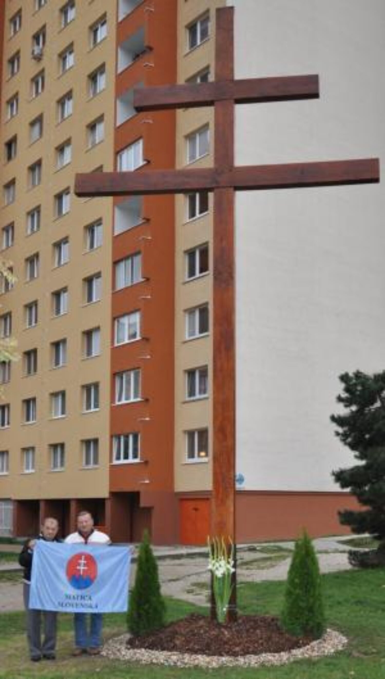 SNN 30_12_MS_ČLÁNOK 1 HORE_Vzdali úctu dvojkrížu V Dúbravke vzdali úctu Dvojkrížu