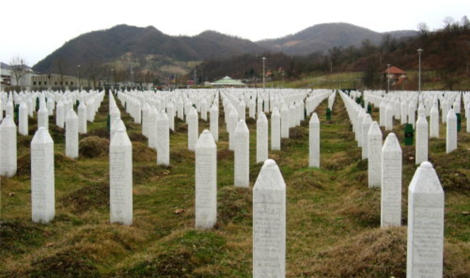 Od masakry v bosnianskej Srebrenici uplynulo dvadsať rokov