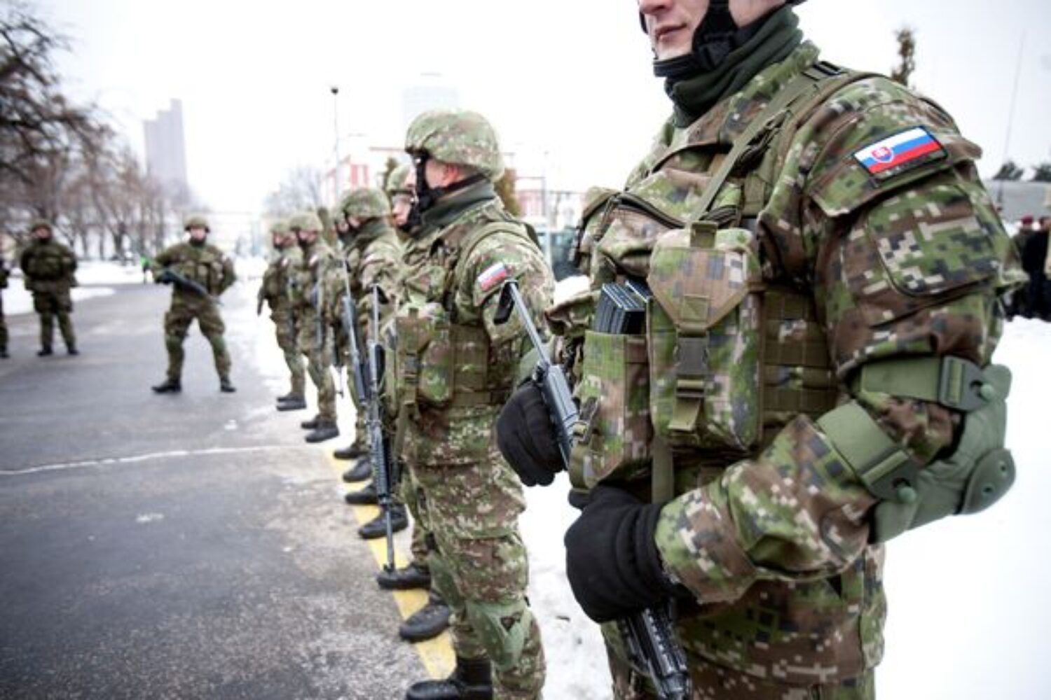 Kto rozkrúca už raz zastavenú špirálu zbrojenia a strachu