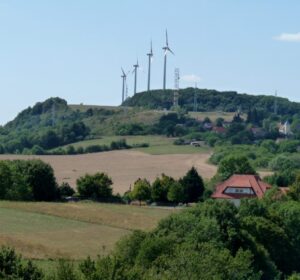 Líderstvo v produkcii automobilov chceme prekonať aj vo výrobe elektriny