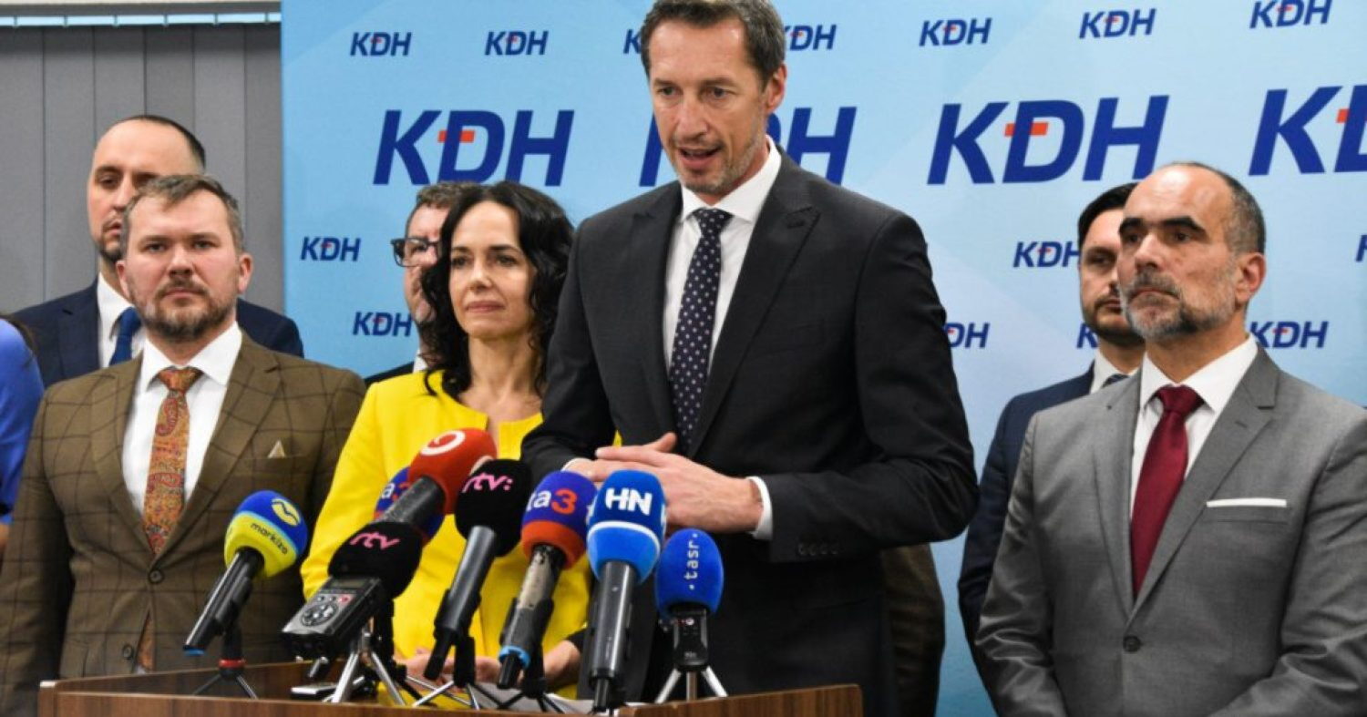 Ústavné zmeny sa odkladajú