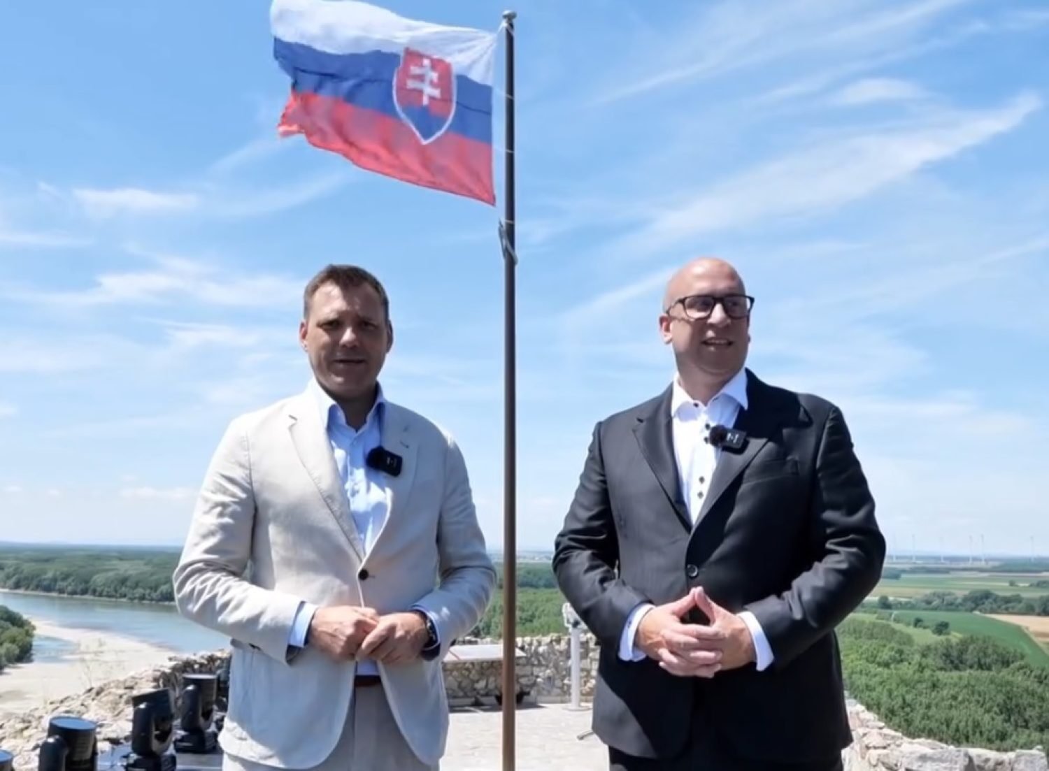 Hrdý hrad na hrdom brale…