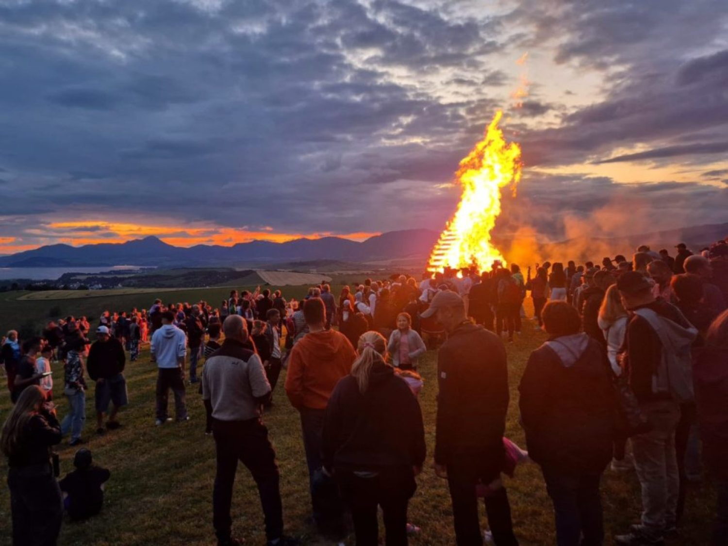 Nad Liptovským Mikulášom v lokalite Háj-Nicovô horela Vatra zvrchovanosti