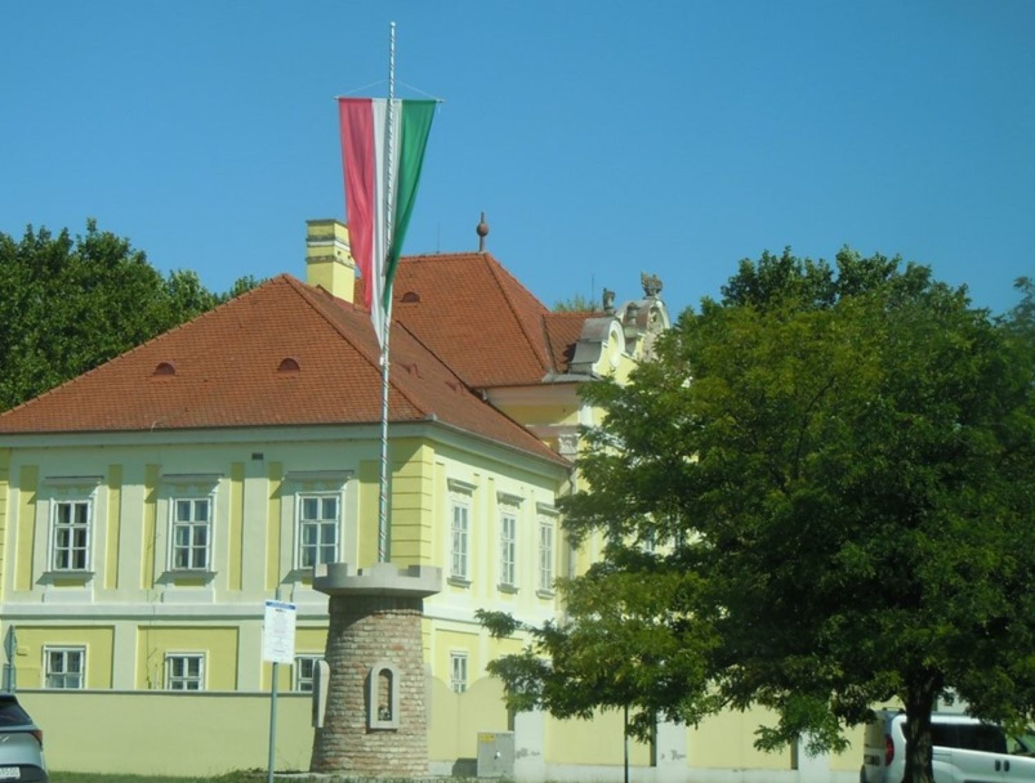 Prehliadame očividný výsmech slovenskej legislatíve aj Slovákom