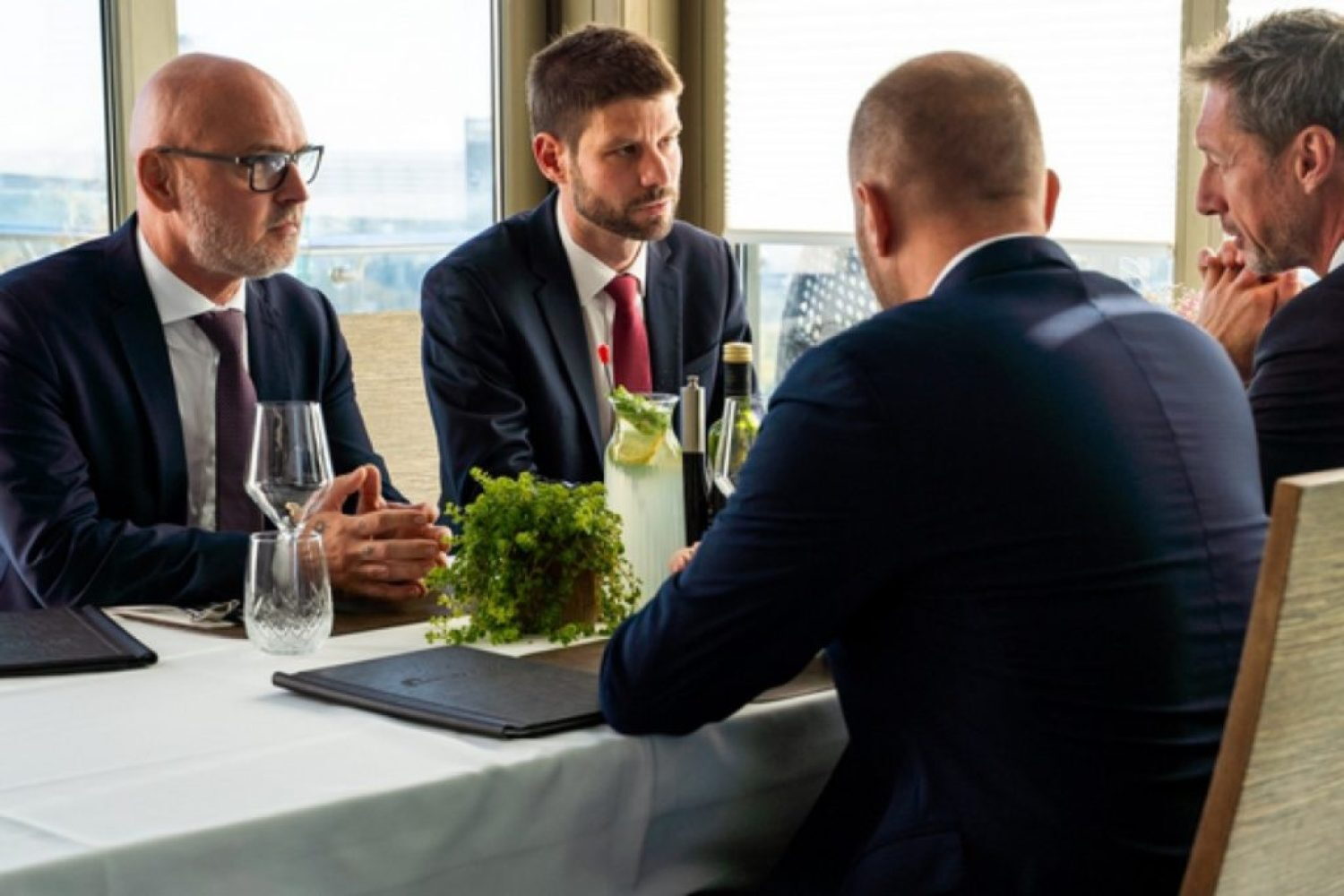 Vajatania dosť, činov málo…