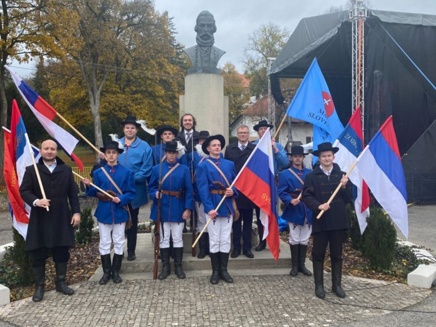 Rodiskom Ľudovíta Štúra v Uhrovci kráčali na jeho poctu mladí matiční hurbanovci