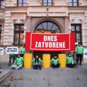 SNN 24_5_PUBLICISTIKA_ČLÁNOK 2 DOLE_foto FB greenpeace Olivová ratolesť mieru sa na Slovensku zmenila na symbol ekoterorizmu