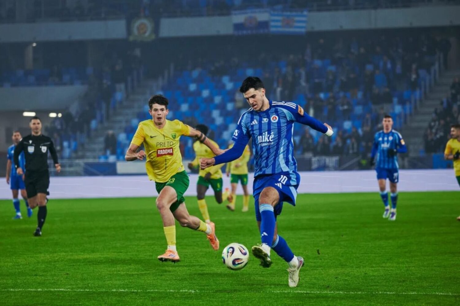 Slovan síce zimuje na čele Niké ligy, ale ďalší mu dýchajú na chrbát