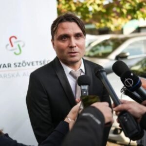 SNN 1_5_PUBLICISTIKA_ČLÁNOK 1 HORE_lázslo gubík - maďari1 Na proteste progresívnej opozície sa objavil predseda Maďarskej aliancie