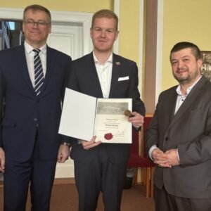 SNN 3_16_MS_ČLÁNOK 1 HORE_Bartek - diplom Národnú ustanovizeň navštívil poslanec Hlasu Michal Bartek