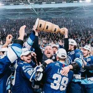 SNN 10_11_ŠPORT_ČLÁNOK 2 DOLE_hokej nitra puky-e1777727636433 Slovenská hokejová extraliga je z roka na rok divácky príťažlivejšia