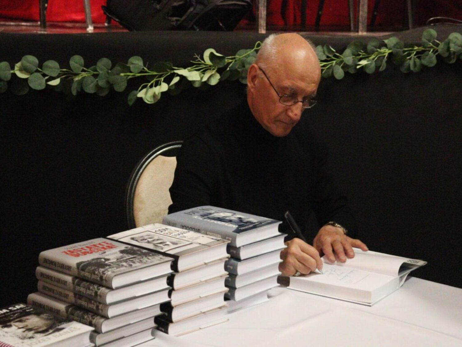 Jozef Banáš očaril Očovú pútavým rozprávaním o velikánoch a literatúre