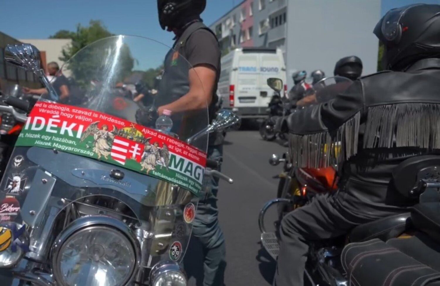 V Dunajskej Strede od iredentistického pamätníka: Do toho felvidék – preč s Trianonom!