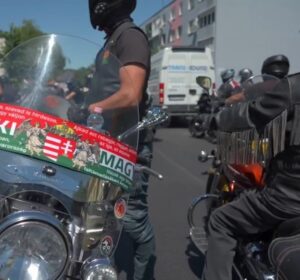 V Dunajskej Strede od iredentistického pamätníka: Do toho felvidék – preč s Trianonom!