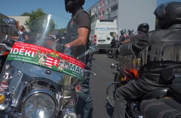 V Dunajskej Strede od iredentistick&eacute;ho pam&auml;tn&iacute;ka: Do toho felvid&eacute;k &ndash; preč s Trianonom!