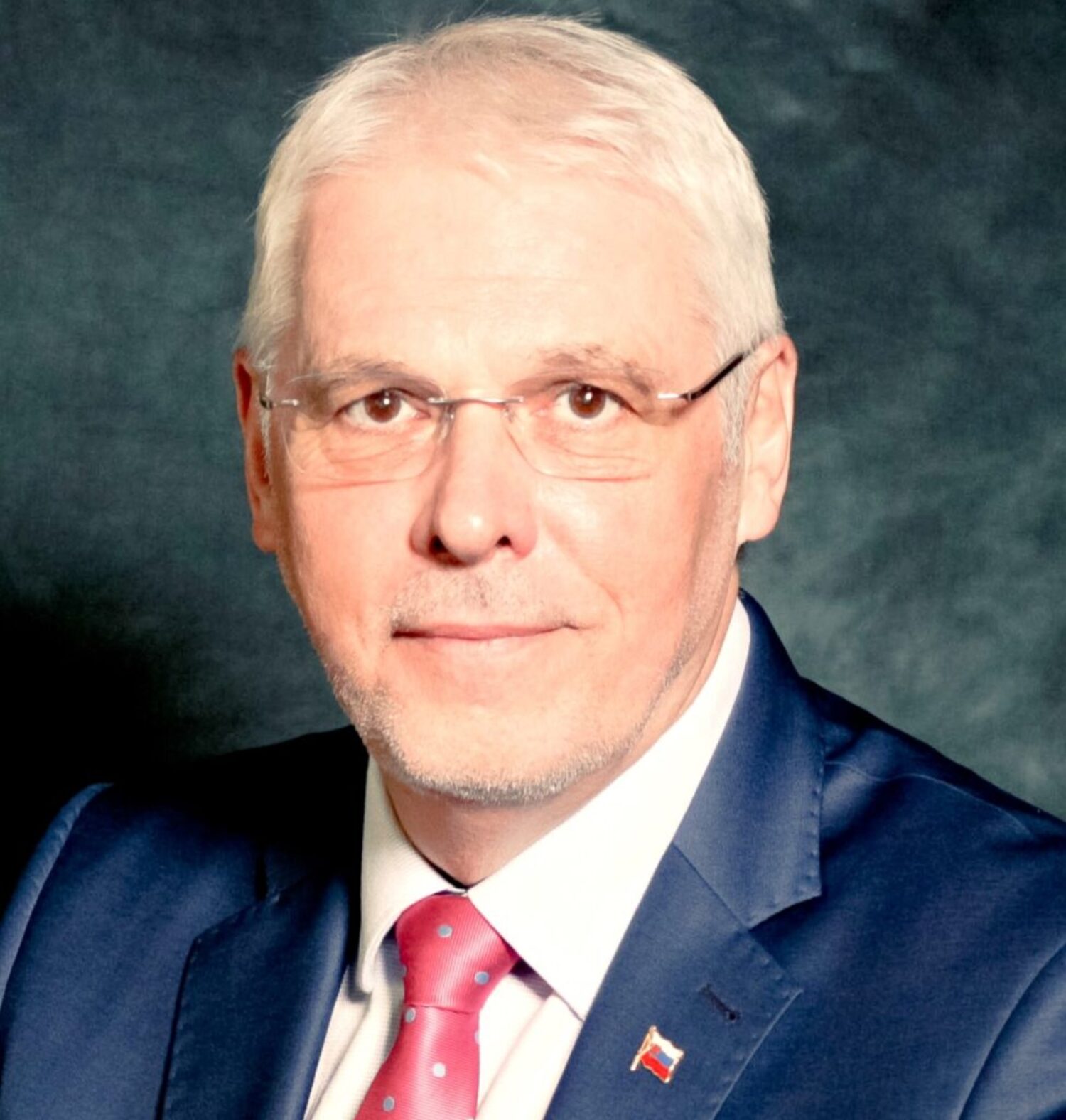 Občania by mali viac premýšľať, a nie pasívne prijímať všetko, čo im servírujú médiá