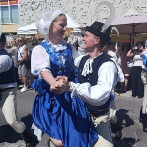 SNN 14_2_SLOVENSKO_ČO INÍ NEPÍŠU_myjavksý folklór_Myjavské súbory pozývali v uliciach návštevníkov svojim tradičnými tancami Folklórny festival na Myjave bol v tomto roku v znamení niekoľkých výročí