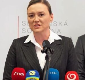 Politické rošády pokračujú
