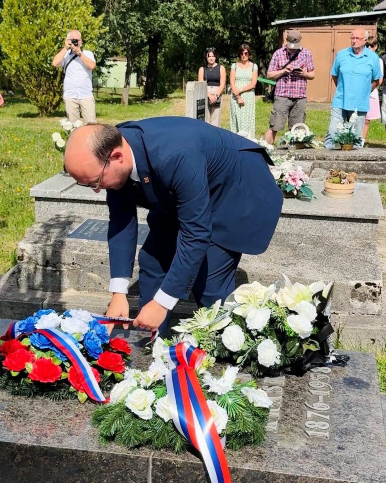 SNN 16_16_MS_ČLÁNOK 1 HORE_Peter Schvantner pri pietnom akte na hrobe básnika Kraska Vydarená celonárodná oslava jubilea básnika Ivana KRASKA