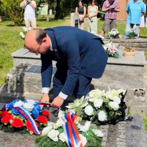 SNN 16_16_MS_ČLÁNOK 1 HORE_Peter Schvantner pri pietnom akte na hrobe básnika Kraska Vydarená celonárodná oslava jubilea básnika Ivana KRASKA
