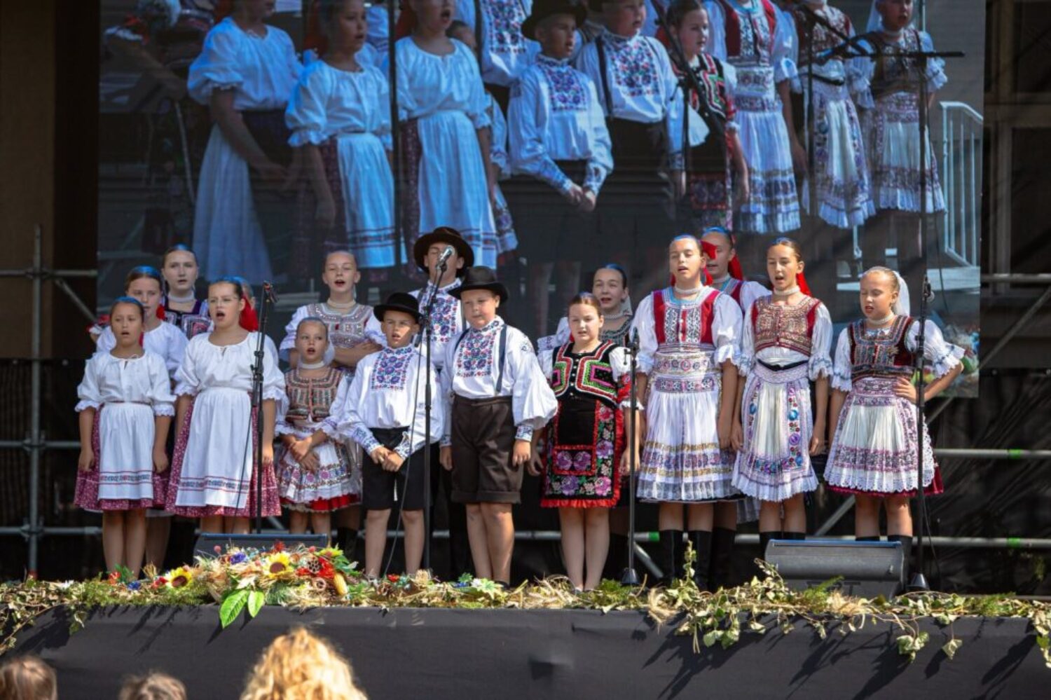 SNN 17_2_SLOVENSKO_ČLÁNOK 1 HORE_slávnosti Petrovec Monumentálne šesťdesiate piate Slovenské národné slávnosti v Báčskom Petrovci