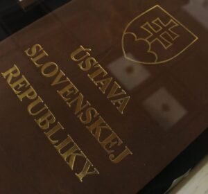 SNN 18_2_SLOVENSKO_ČLÁNOK 1 HORE_Laco Lesay Základný zákon štátu sa začal postupne rodiť po nežnej revolúcii