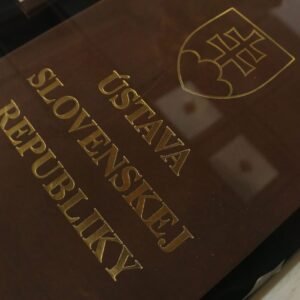 SNN 18_2_SLOVENSKO_ČLÁNOK 1 HORE_Laco Lesay Základný zákon štátu sa začal postupne rodiť po nežnej revolúcii